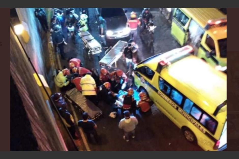 El motorista cay&oacute; del paso a desnivel. (Foto: captura de pantalla)
