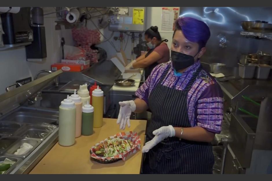 Karla Alonzo vender&aacute;&nbsp; "shucos" a cuadra y media de la Casa Blanca. (Foto: captura de video Univisi&oacute;n)&nbsp;