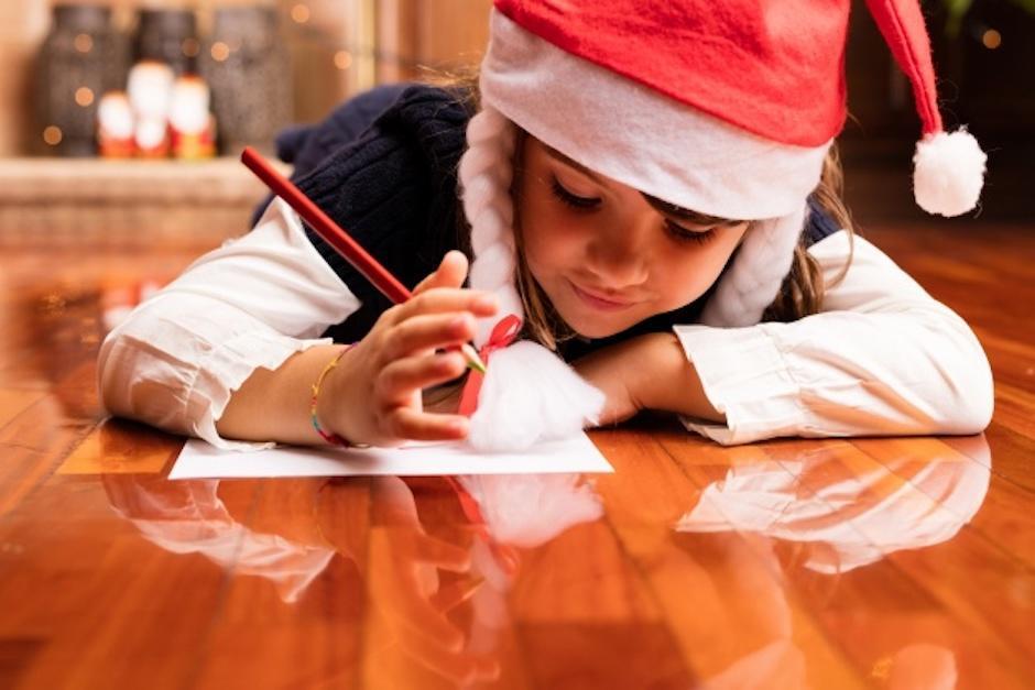 La conmovedora carta de un ni&ntilde;o a santa claus pidiendo que su madre no trabaje para navidad. (Foto:&nbsp;ilustrativa: freepik)