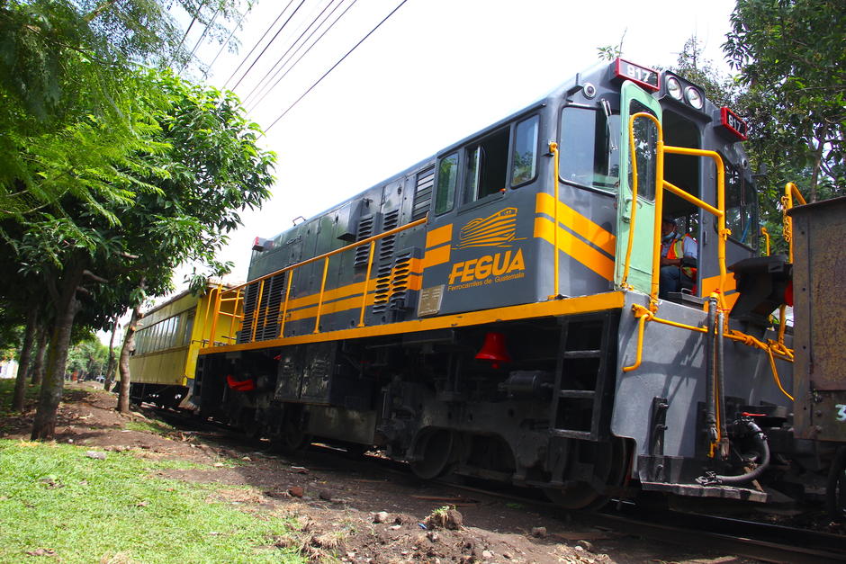 Algunos vecinos y automovilistas se han sorprendido al ver el paso del tren sobre la calzada Atanasio Tzul. (Foto: Fredy Hernández/Soy502)