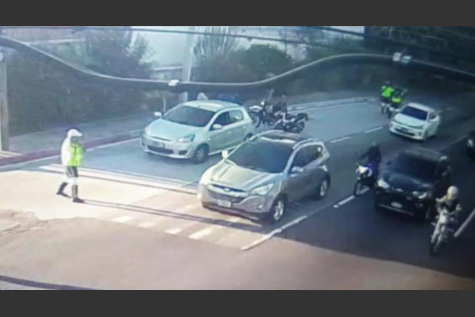 Hombres en moto persiguieron al conductor de un carro hasta disparar al carro. (Foto: PMT)&nbsp;
