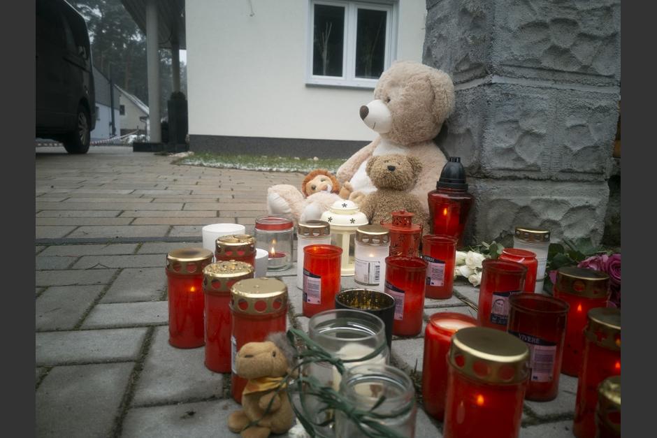 Vecinos de la familia colocaron velas en las afueras de la casa donde se produjo la tragedia. (Foto: AFP)