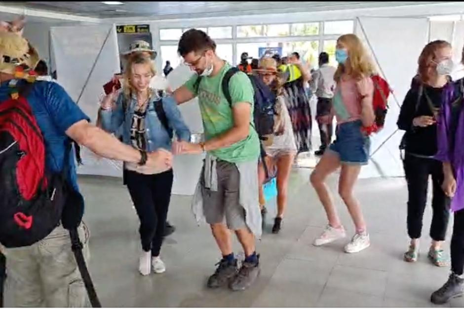 Un grupo de extranjeros sorprendió en el Aeropuerto de Petén al bailar marimba. (Foto: captura de video)&nbsp;