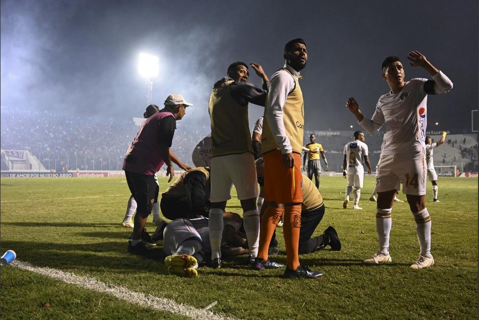 El jugador de Comunicaciones sufrió un impacto en la cabeza con una bengala mientras celebraba el segundo gol albo. (Foto: AFP)