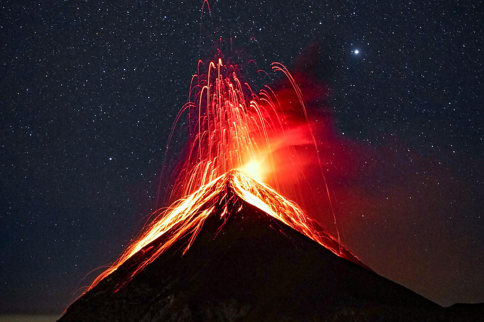 Una ilustradora hizo una hermosa interpretaci&oacute;n de una foto del volc&aacute;n de Fuego realizada por el guatemalteco David Rojas. (Foto Ilustrativa: Clive Kim/Pexels)