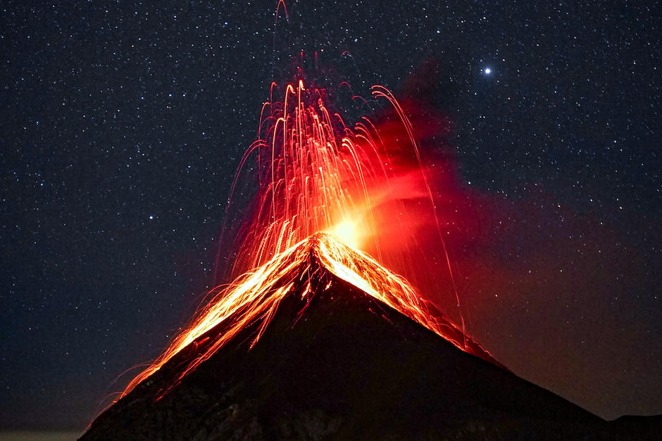 Una ilustradora hizo una hermosa interpretación de una foto del volcán de Fuego realizada por el guatemalteco David Rojas. (Foto Ilustrativa: Clive Kim/Pexels)