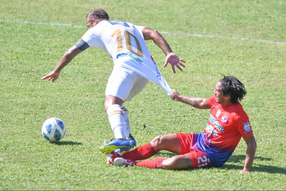 Mientras José Manuel Contreras corre tras el balón, intentan detenerlo con esta acción. (Foto: Nuestro Diario)