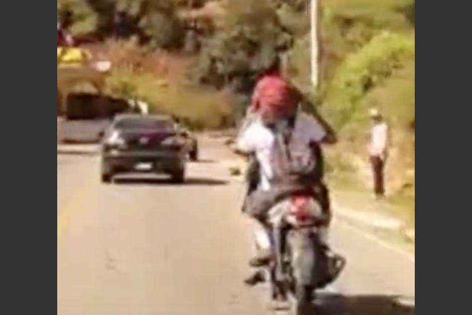 La vida del ni&ntilde;o fue puesta en riesgo, despu&eacute;s que lo sentaron en los hombros para poderlo transportar. (Foto: captura de pantalla)