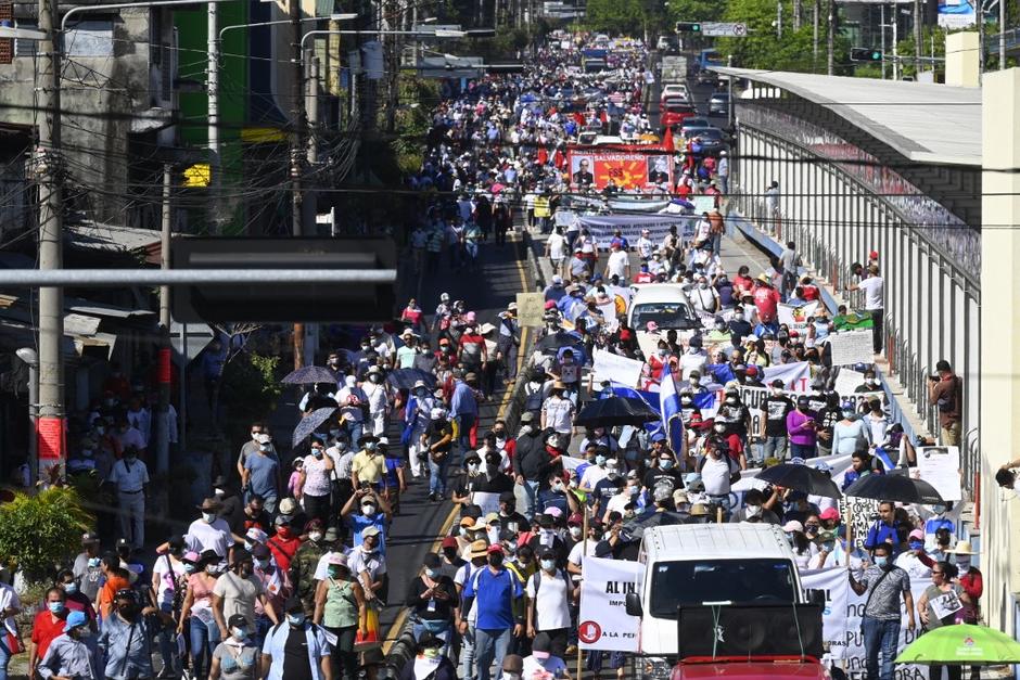 En El Salvador miles de personas salieron a las calles a manifestar. (Foto: AFP)&nbsp;