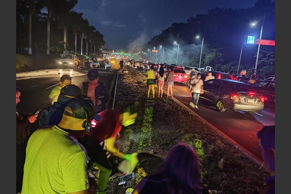 El veh&iacute;culo se incendi&oacute; en el momento del impacto. (Foto: Stereo100)