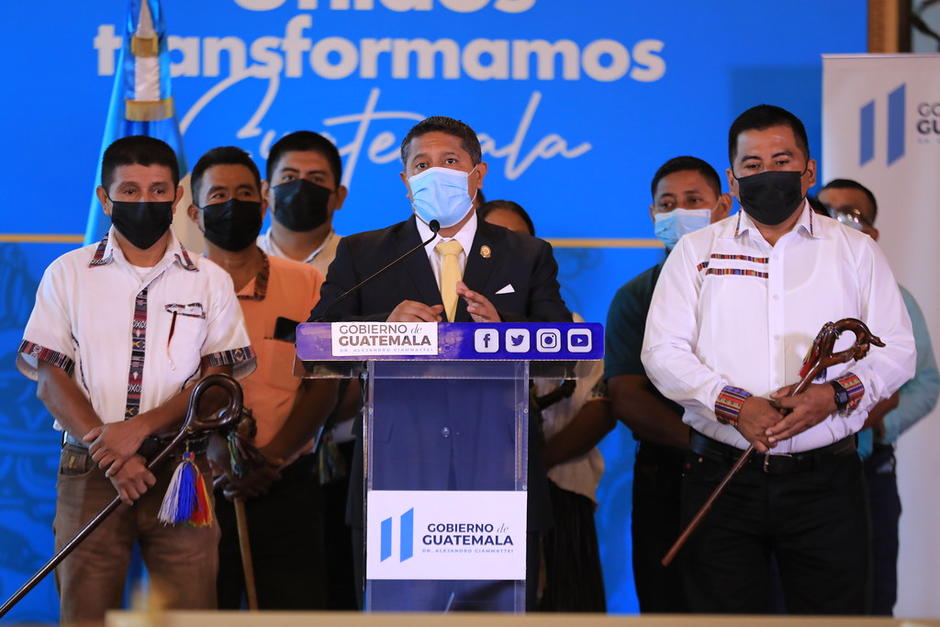 El viceministro de Energ&iacute;a y Minas, Rafael P&eacute;rez, junto con l&iacute;deres comunitarios de El Estor, Izabal. (Foto: Presidencia)
