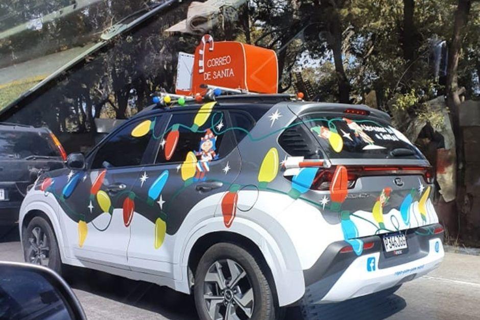 Captan al Ropo-pom pom m&oacute;vil entregando un juguete a un ni&ntilde;o. (Foto: Facebook)