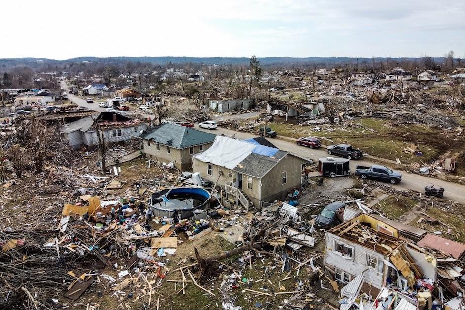La familia guatemalteca perdió todo tras el paso de los tornados que arrasaron Kentucky, Estados Unidos. (Foto: AFP)