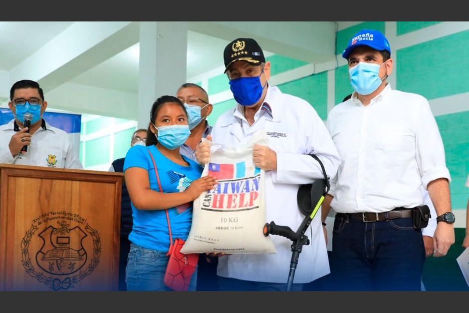 Entregan kilos de arroz a cambio de vacunarse en contra del covid-19. (Foto: Gobierno de Guatemala)