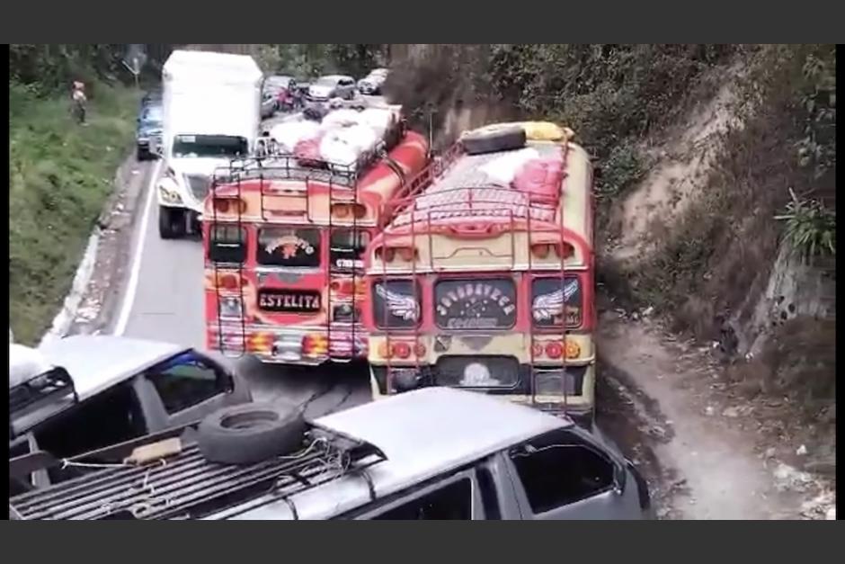 Los ayudantes del trasporte público bloquearon el paso del resto de vehículos. (Captura Video)