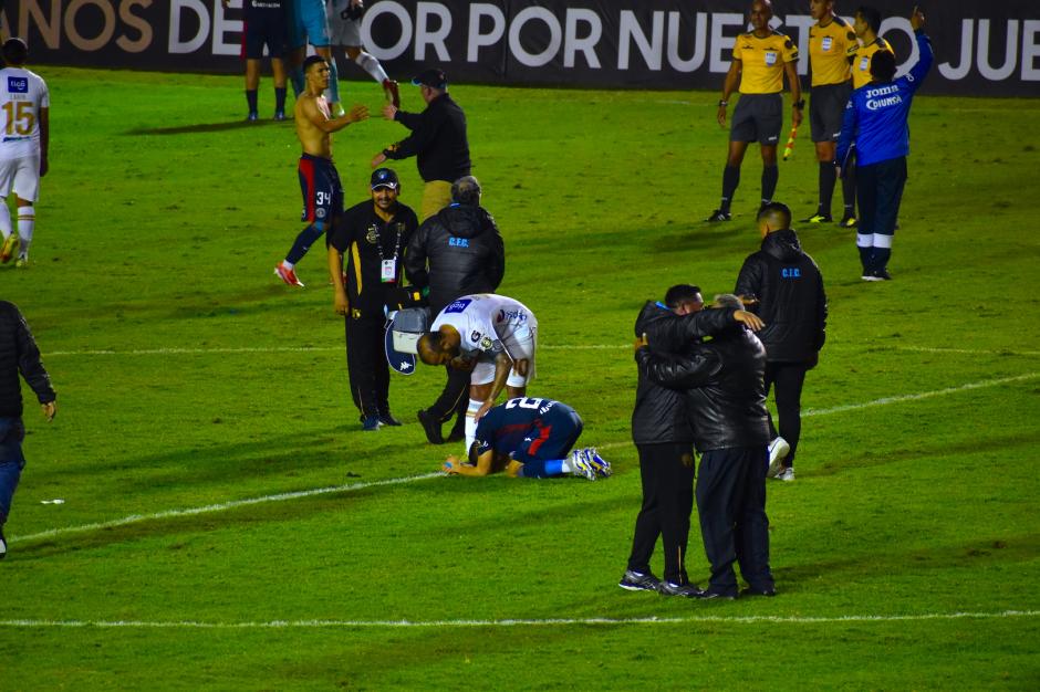 José Manuel Contreras consuela a jugador de Motagua que llora tras la derrota. (Foto: Fredy Hernández/Soy502)