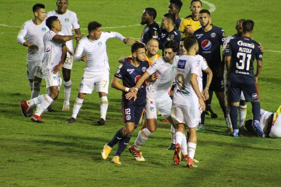 Al segundo tiempo de la final de la Liga Concacaf, los jugadores de Comunicaciones se enfrentaron debido a una falta cometida a un jugador albo. (Foto: Cindy Alonzo/ Soy502)