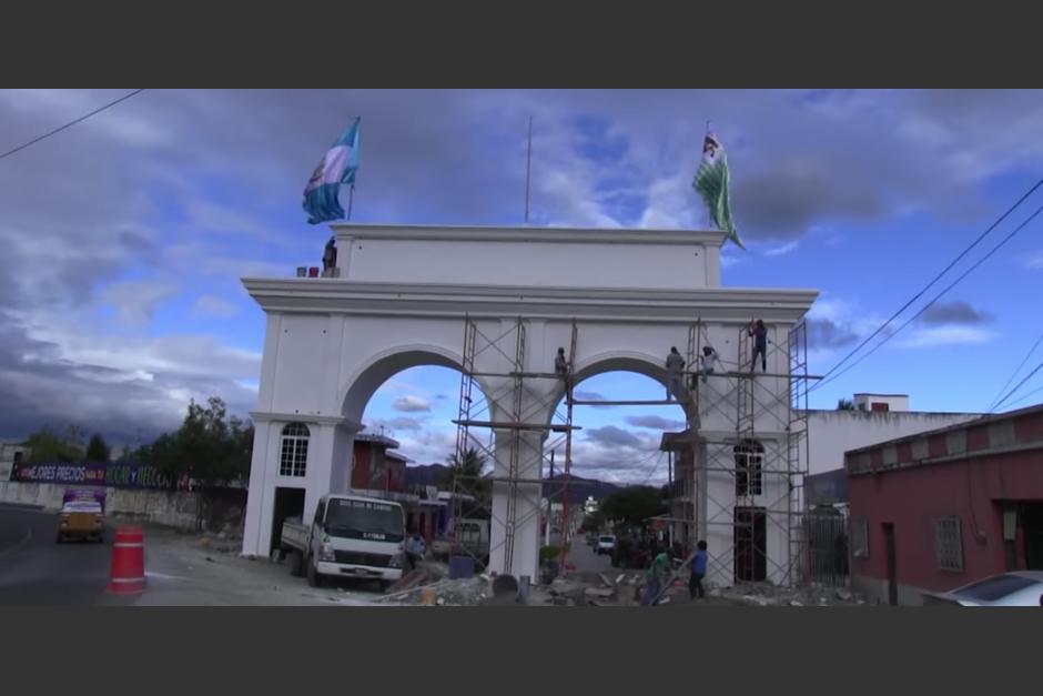 El alcalde de la localidad coloc&oacute; una bandera de Estados Unidos en el reci&eacute;n inaugurado arco, la cual fue removida tras las cr&iacute;ticas. (Foto: captura video)&nbsp;