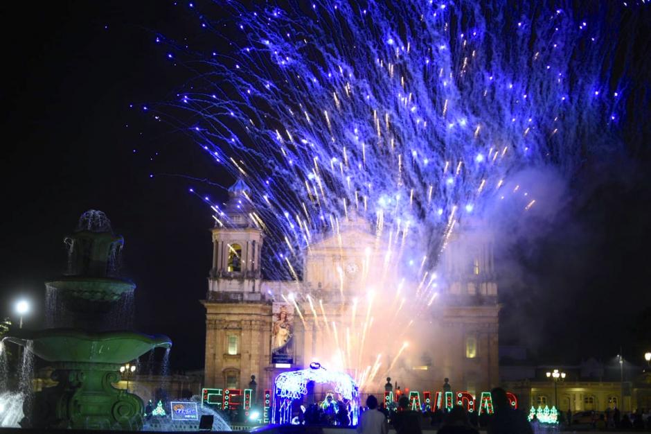 Las luces pirotécnicas iluminaron la noche en la zona 1. (Foto: Wilder López/Soy502)