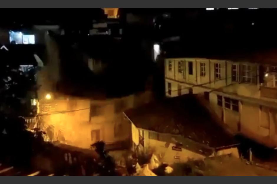Se formó un vacío de unos cinco metros bajo una casa de tres pisos en el casco colonial de Ecuador.&nbsp;(Foto: Captura de pantalla)