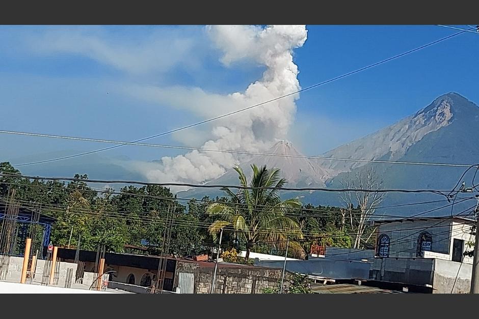El volcán Santiaguito incrementó su actividad con fuertes explosiones. (Foto: Cruz Roja Guatemalteca)