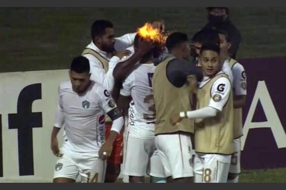 Los jugadores cremas fueron atacados con bengalas en el juego de ida de la Concacaf League. (Captura Video)