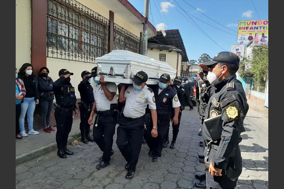 Como un héroe se rindió homenaje al agente de la PNC, Luis Herbert Reynoso Rivera, asesinado en Sololá. (Foto: PNC)