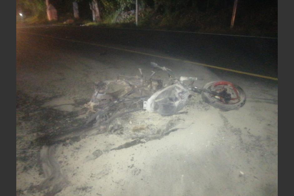 Motocicleta se incendia en fatal accidente camino a Antigua Guatemala, desde Pal&iacute;n, Escuintla. (Foto: Bomberos Voluntarios)