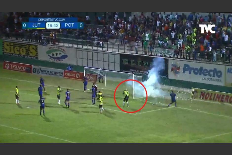 El incidente estuvo cerca de herir a los jugadores que se encontraban pr&oacute;ximos al lugar donde explot&oacute; el mortero. (Captura Video)