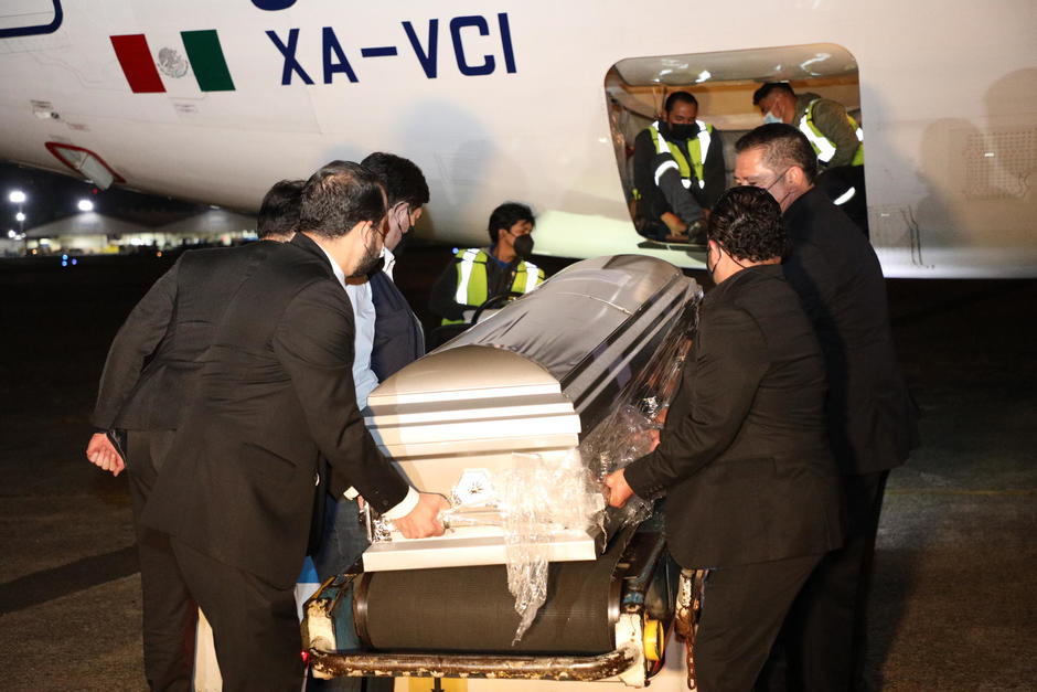 Los cuerpos de cuatro v&iacute;ctimas del accidente de migrantes en Chiapas, M&eacute;xico, arribaron la noche del s&aacute;bado 17 de diciembre a Guatemala. (Foto: Canciller&iacute;a)