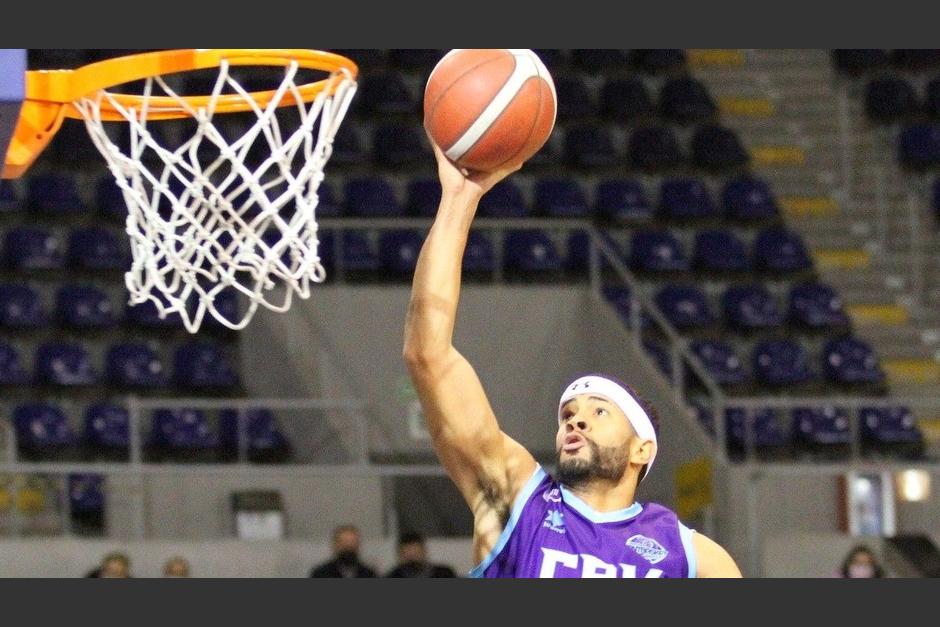 El jugador &Oacute;scar Cabrera qued&oacute; tendido en la duela ante la mirada at&oacute;nita de sus compa&ntilde;eros y rivales. (Foto: Sport)