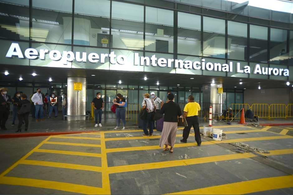 Este martes 21 de diciembre iniciará la prohibición de vendedores ambulantes en el Aeropuerto Internacional La Aurora. (Foto: Archivo/Soy502)