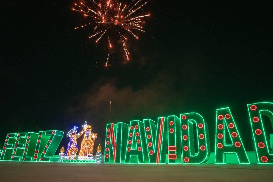 Las llamativas estructuras navideñas fueron construidas por herreros y artesanas del municipio de Chinautla. (Fotografía cortesía: EEGSA)