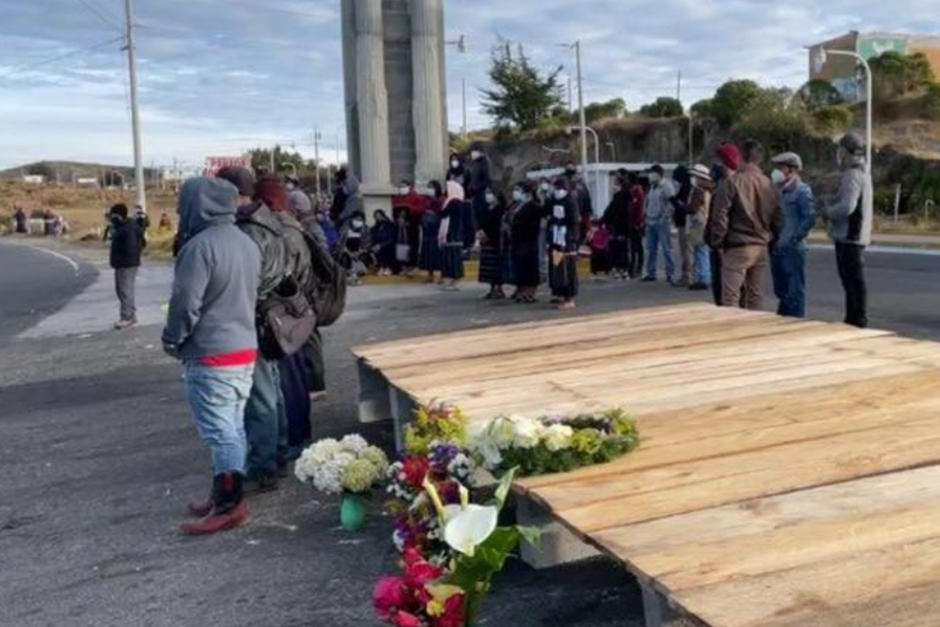 Un grupo de personas bloquea la ruta Interamericana para pedir justicia por la muerte de 12 personas en Nahualá. (Foto: Stereo100)