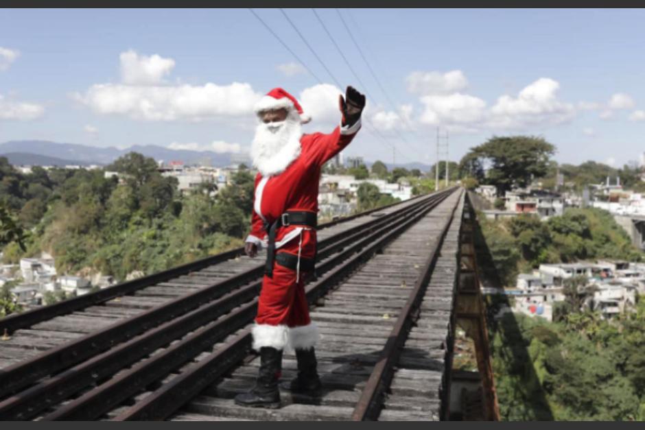"Santa Claus" regresó al puente "las vacas" luego de un año de ausencia. (Foto: Bomberos Municipales)