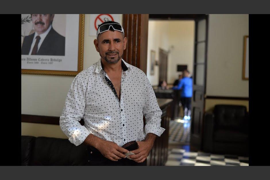 El alcalde Esduin Javier conocido como "Tres Kiebres" se disfrazó de Santa Claus para llevar regalos a los niños de las comunidades rurales. (Foto: Archivo/Soy502)
