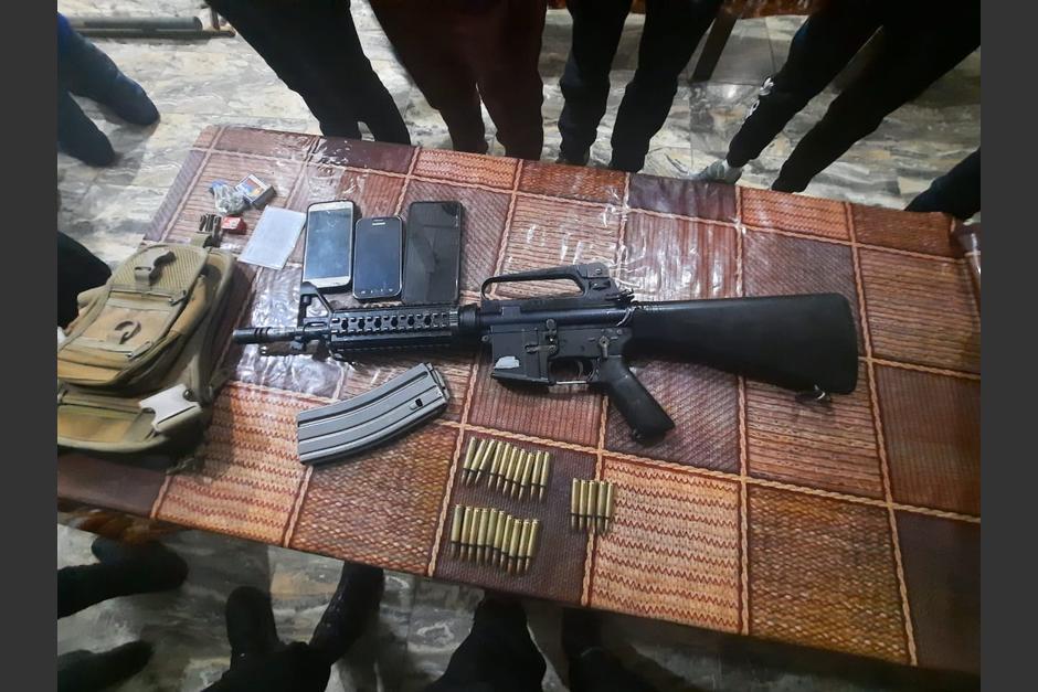 Vista del fusil y las municiones decomisadas a los tres hombres que quedaron ligados a proceso. (Foto: archivo/Soy502)&nbsp;