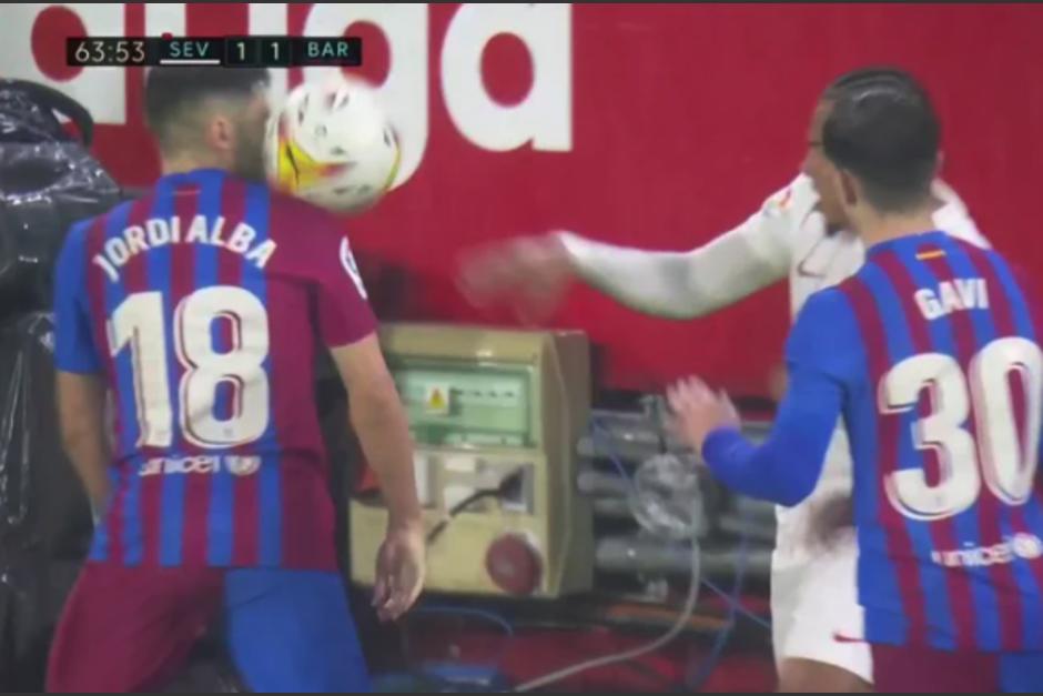Jordi Alba recibió un pelotazo en la cara por Koundé. (Foto: Captura de pantalla)&nbsp;