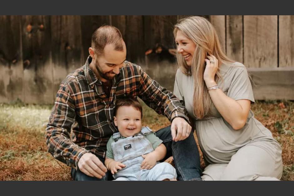 Mujer da a luz por parto inducido para que su esposo conozca a su hijo antes de morir. (Foto: Facebook / Go Fund Me)