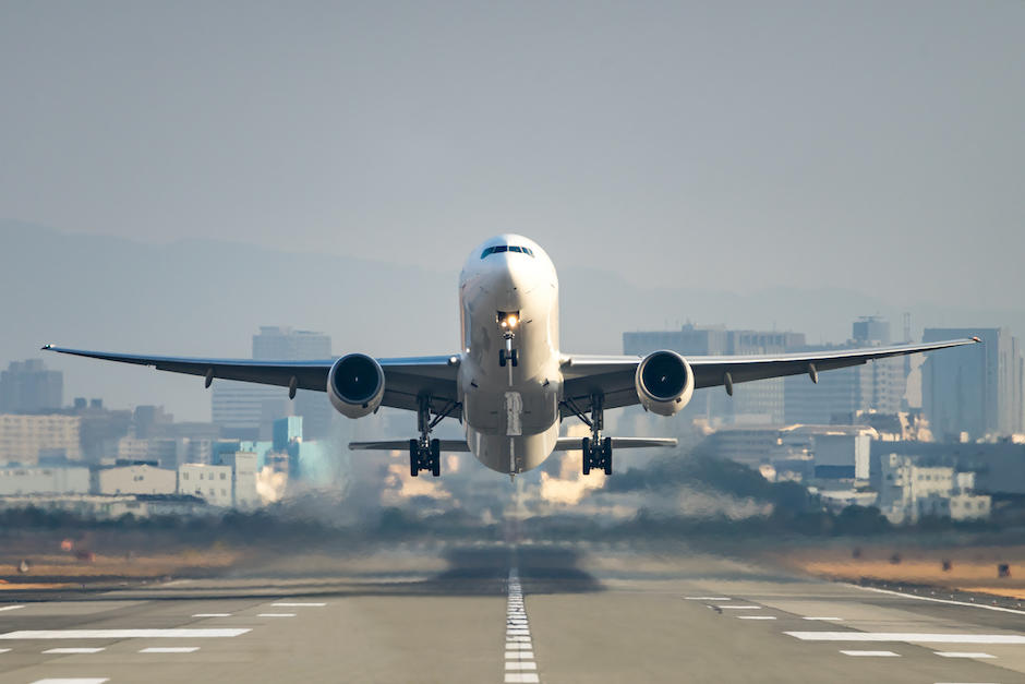 Miles de vuelos fueron cancelados en el mundo debido a contagios de la variante ómicron del covid-19. (Foto: Shutterstock)