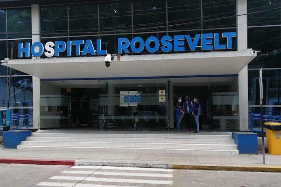 La trabajadora de Hospital Roosevelt fue grabada en video por una persona que se encontraba en la emergencia de ese centro asistencial. (Fotos: captura de video) 