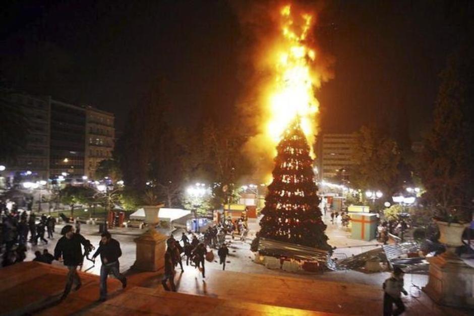 En 2017 ocurrió un incidente similar en Europa, cuando un corto circuito provocó que el árbol ubicado en la plaza se incendiara. (Foto: AFP)