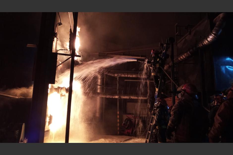 Las bodegas de la F&aacute;brica Francina prendieron fuego la madrugada de este lunes 27 de diciembre. (Foto: Bomberos Voluntarios)