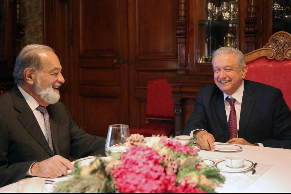 El presidente de M&eacute;xico, Manuel L&oacute;pez Obrador, junto al magnate Carlos Slim. (Foto: AFP)