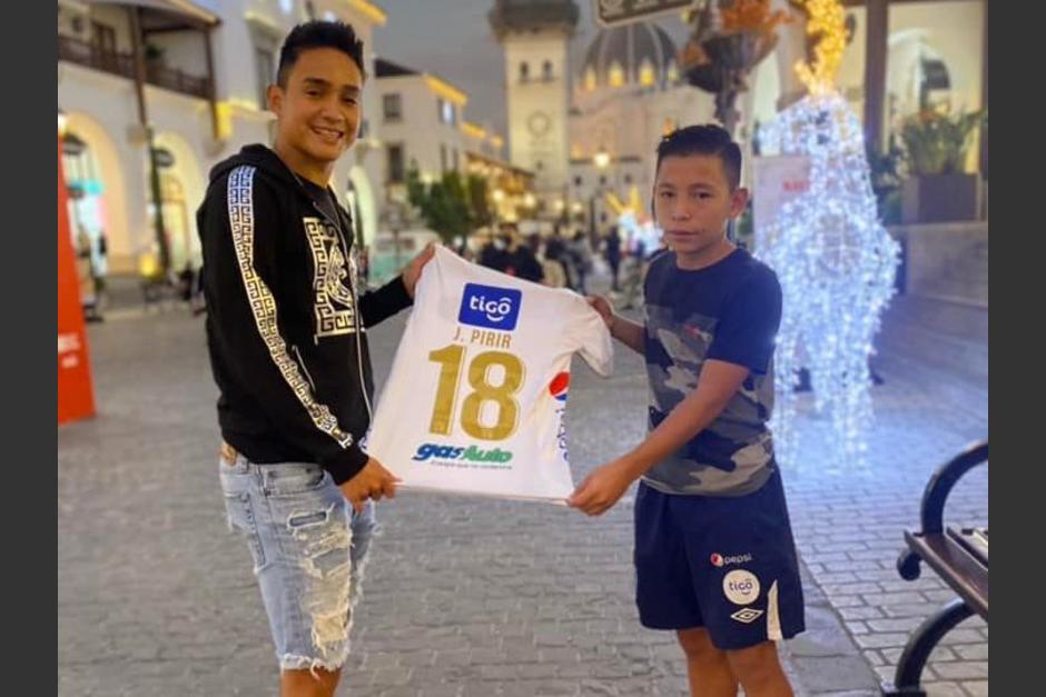 El jugador crema y el ni&ntilde;o tuvieron su primer encuentro tras un mes despu&eacute;s de la tragedia vivida por el menor. (Foto: Escuela de F&uacute;tbol Scratchs)