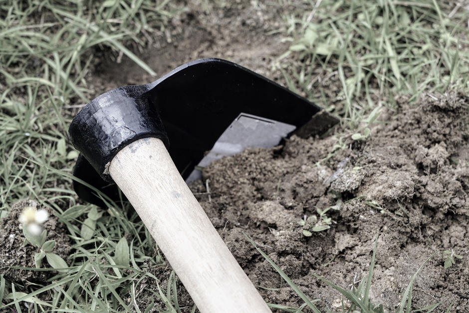 El hombre fue asesinado y enterrado en el patio de su casa por su c&oacute;nyuge. (Foto: Shutterstock)