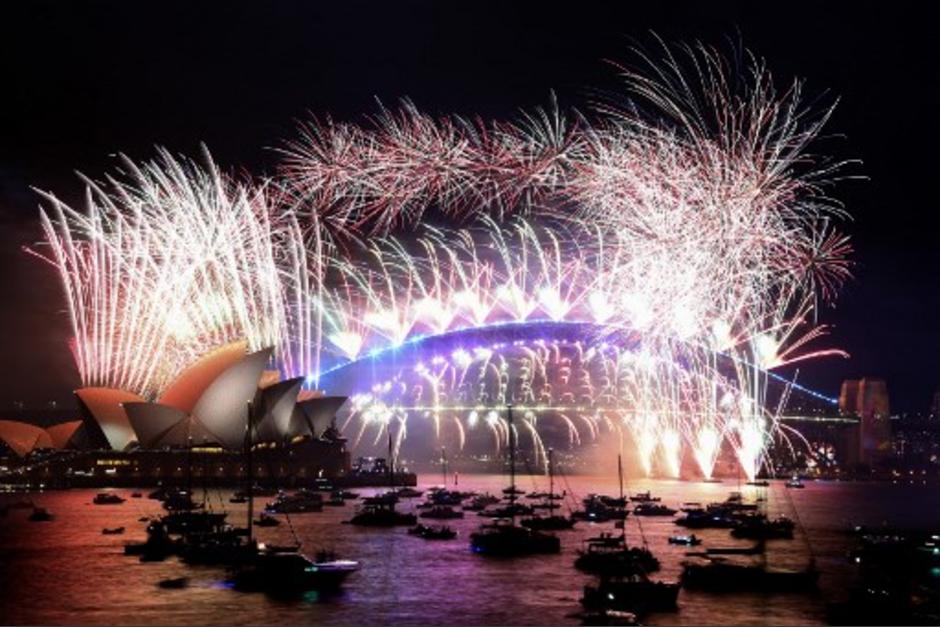 Australia impresionó con show de luces para recibir el 2022. El muelle de Sydney fue el escenario. (Foto: AFP)