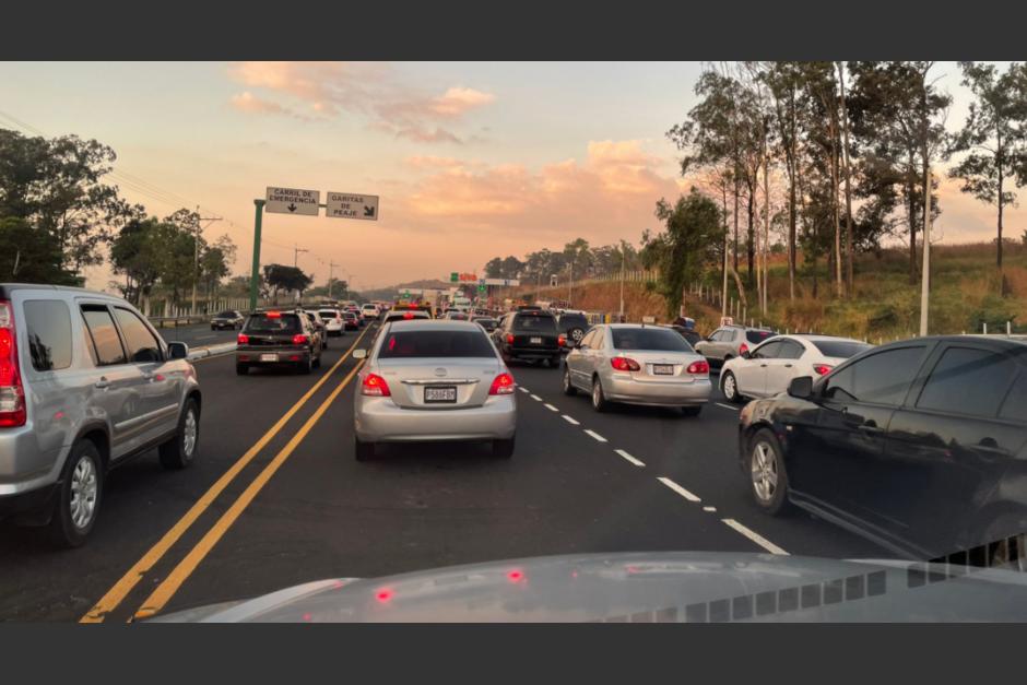 Guatemaltecos reportaron afluencia de conductores en la autopista Palín-Escuintla. (Foto: cortesía/Soy502)&nbsp;