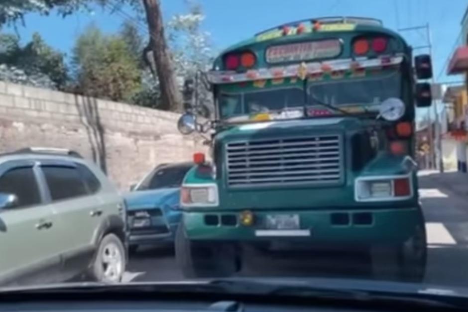El piloto del bus del transporte extraurbano fue captado intentando rebasar de manera imprudente. (Foto: captura de pantalla)&nbsp;
