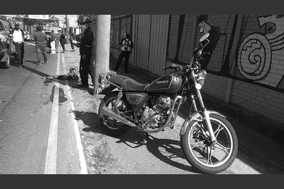 Una motocicleta, con cuatro personas abordo, choc&oacute; en el Anillo Perif&eacute;rico la tarde de este s&aacute;bado 2 de enero. Una mujer falleci&oacute; en el accidente. (Foto: Bomberos Voluntarios)